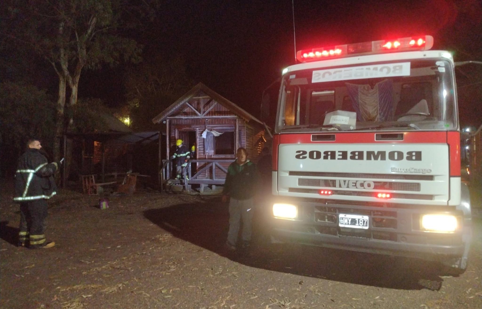 Incendio en una cabaña cercana a una estación de servicios